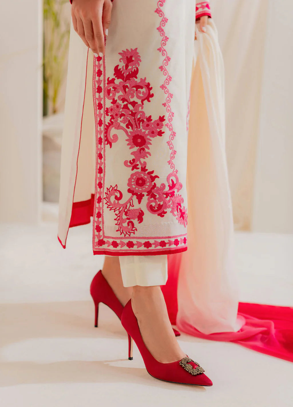 VINTAGE-3PC LAWN EMBROIDERED SHIRT WITH CHIFFON TYE&DYE DUPATTA AND TROUSER